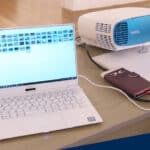 Cómo Conectar una Laptop a un Proyector para su Uso Correcto.